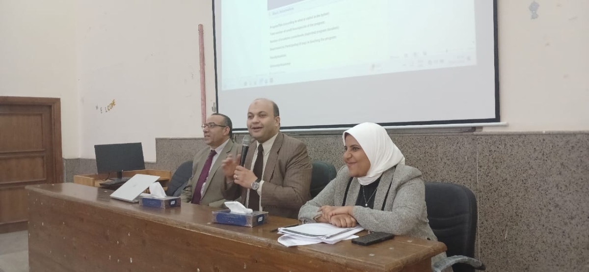 ورشة عمل عن توصيفات البرامج والمقررات ومعايير الاعتماد المعدلة